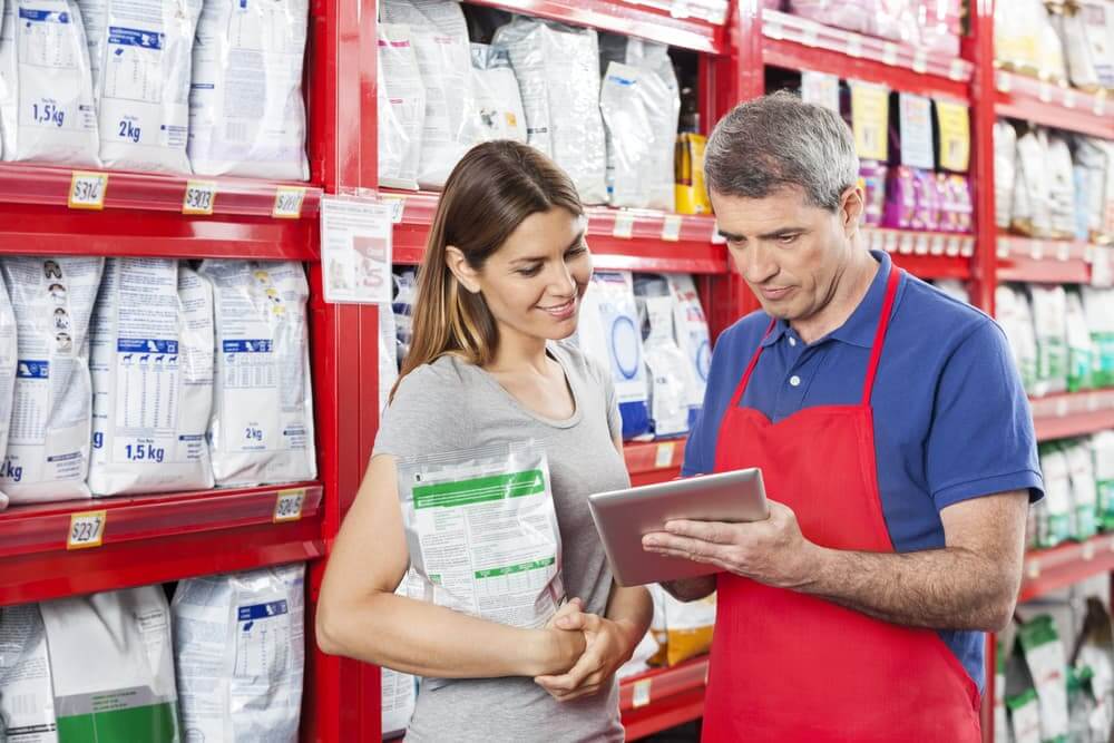 Vendedor usando tablet para atendimento